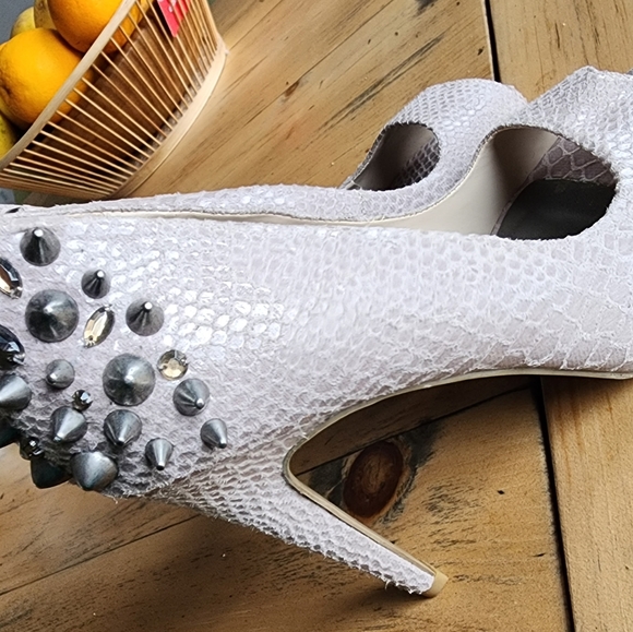 Vera Wang high heels size 8 beige patterned with studs and rhinestones - Picture 6 of 7